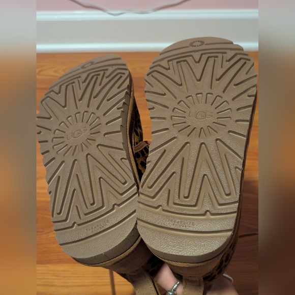 UGG Women’s Neumel Leopard Boot size 6 - Picture 3 of 6